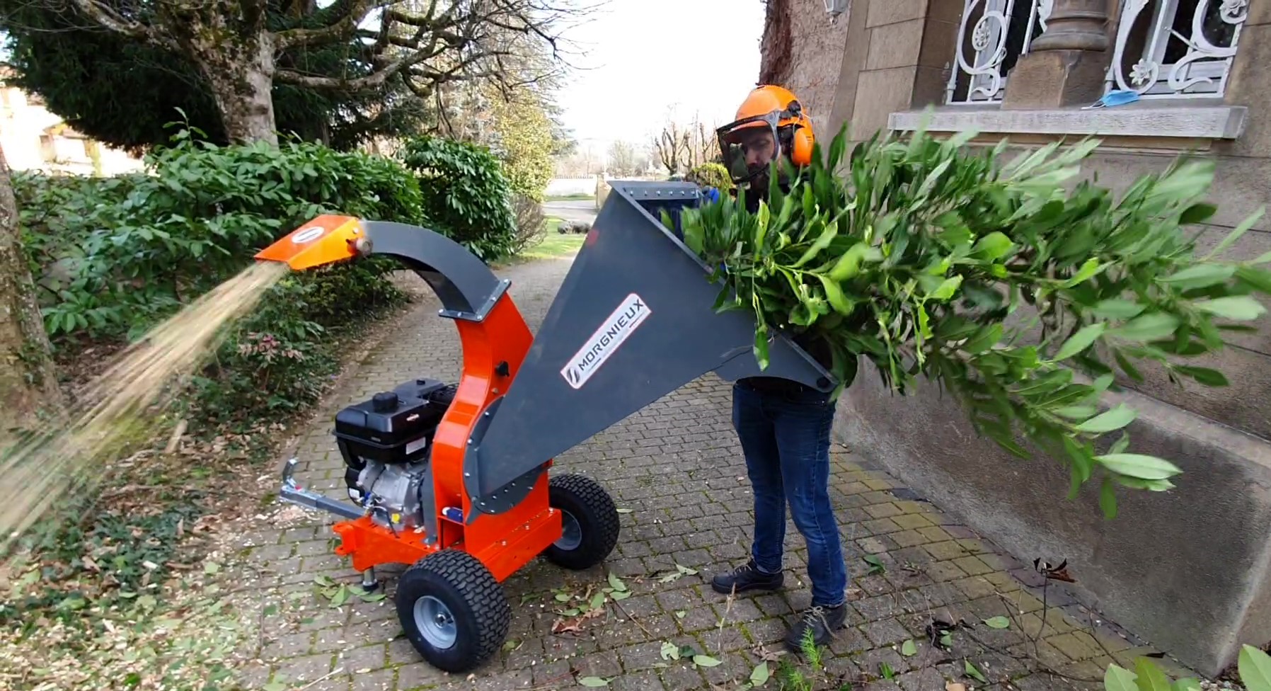 Broyeur de branches sur remorque. - Tracteur SOLIS Réunion